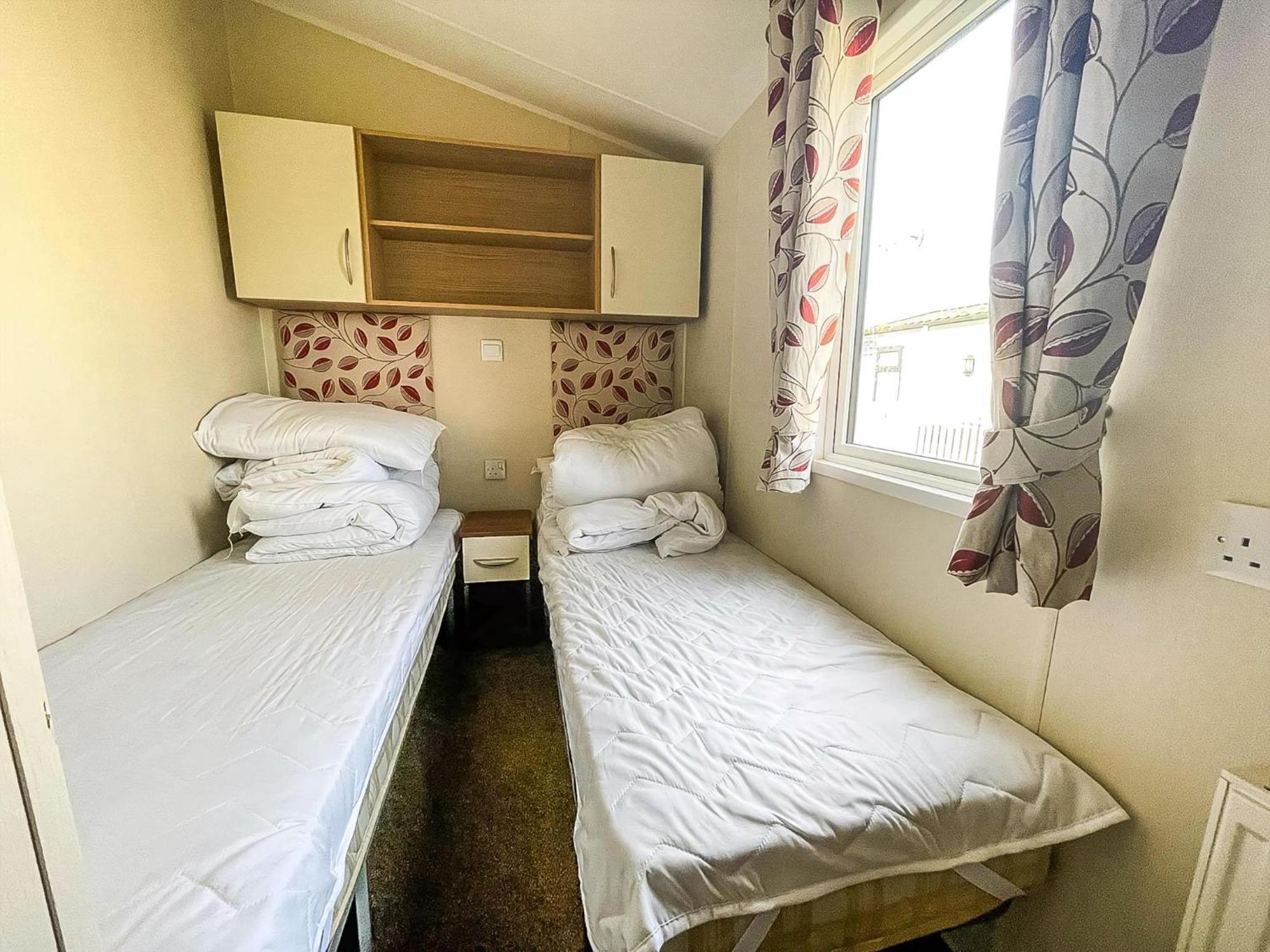 Caravan With Decking And Free Wifi At Seawick Holiday Park Ref 27214Sw Clacton-on-Sea Exterior foto