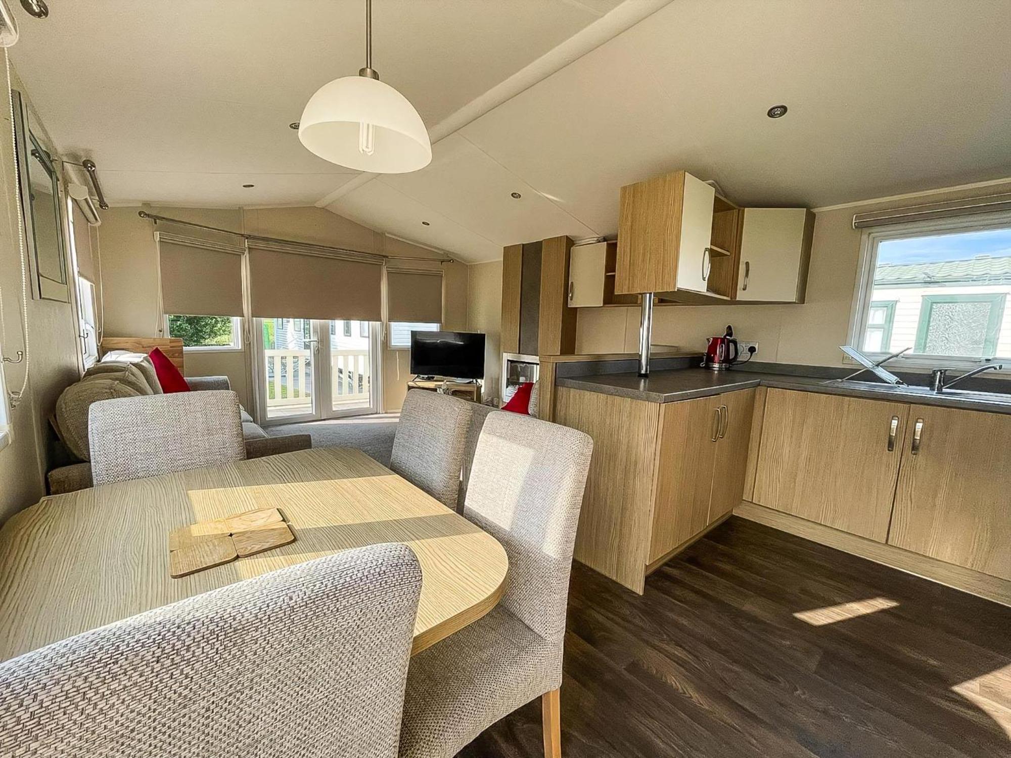 Caravan With Decking And Free Wifi At Seawick Holiday Park Ref 27214Sw Clacton-on-Sea Exterior foto