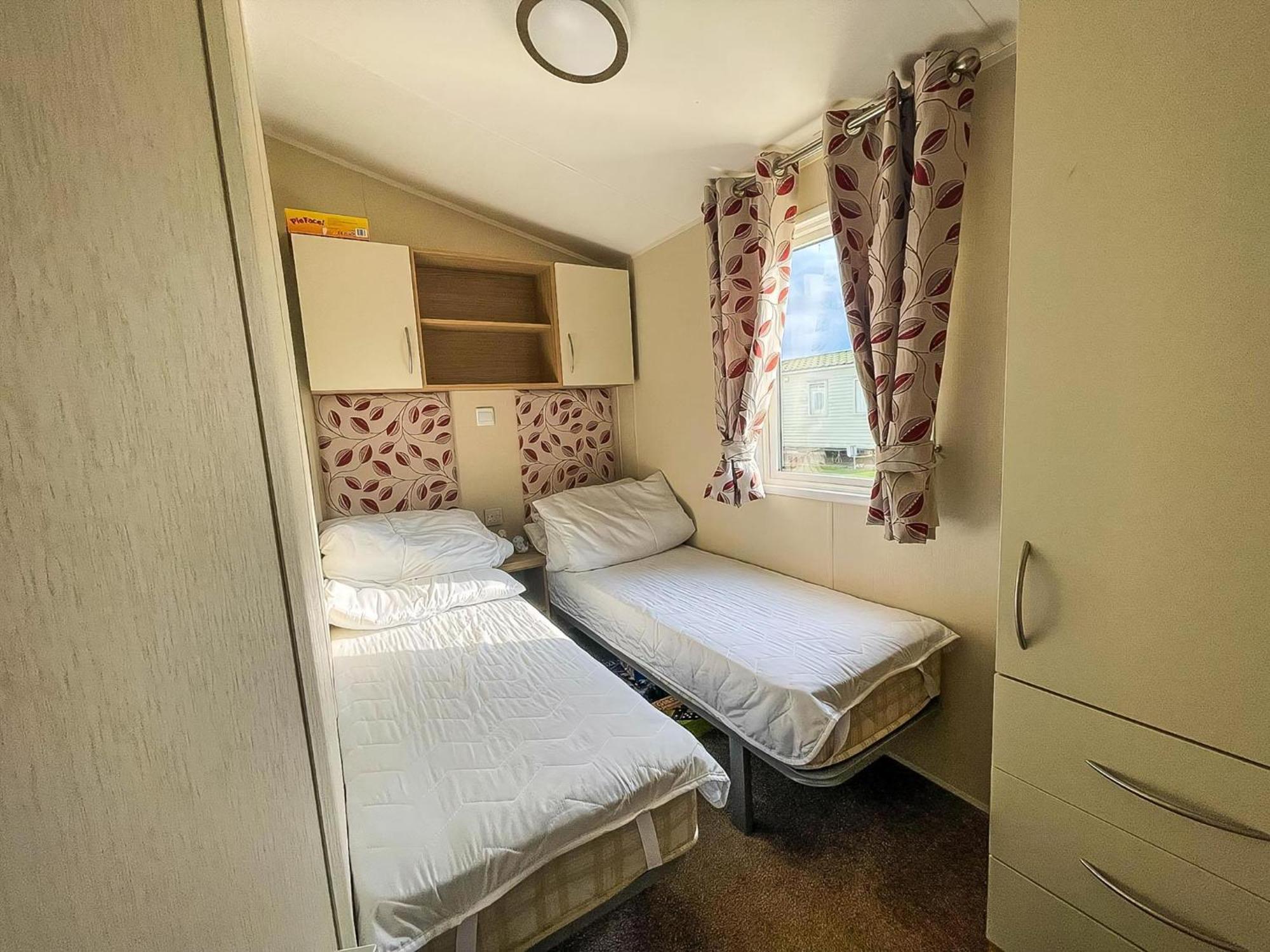 Caravan With Decking And Free Wifi At Seawick Holiday Park Ref 27214Sw Clacton-on-Sea Exterior foto
